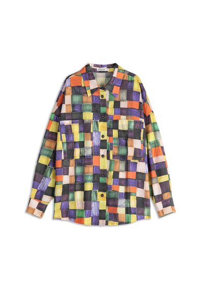 Chemise à manches longues colorée et à motifs avec des carrés verts, violets, oranges, jaunes et noirs. Comprend un col et un devant boutonné.