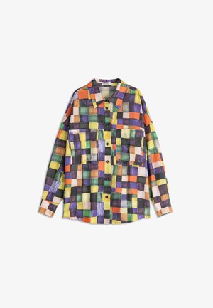Farverig skjorte med knapper og et patchwork-mønster i orange, grøn, lilla og gul, med krave og en brystlomme.