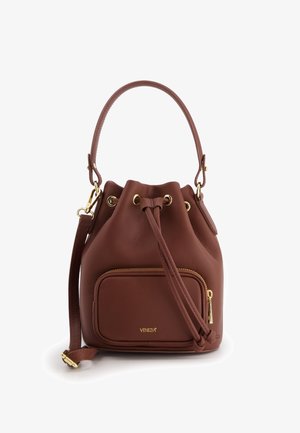 Bruine leren emmertas met gouden hardware, trekkoordsluiting, voorzak met rits, bovenhandvat en afneembare schouderriem.