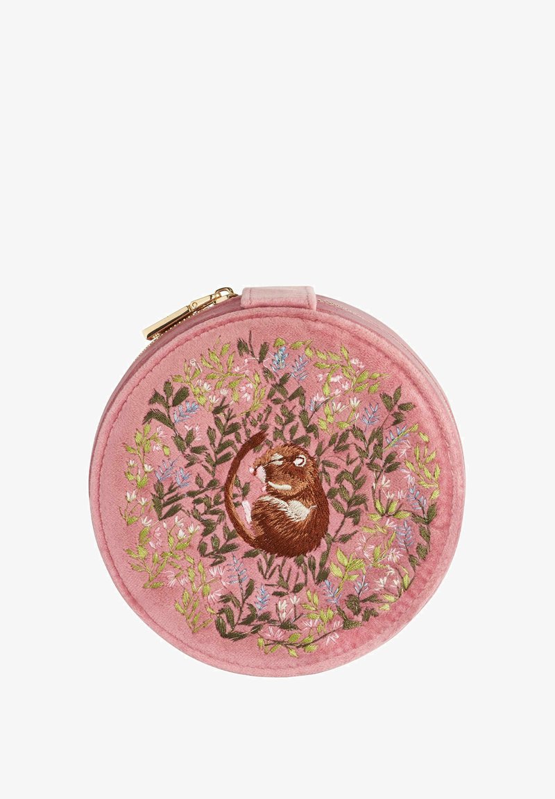 Aplīks rozā zīda maisiņš ar ziedu izšuvumu. Satur brūnā grauzēja dizainu. Zelta rāvējslēdzis un cilpa piekarei vai nēsāšanai.