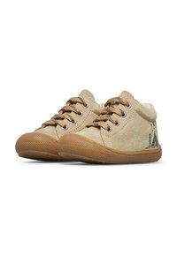 Sneaker in suede beige con lacci marroni e suola in gomma. Presenta un design ricamato di un albero e di una montagna vicino al tallone.