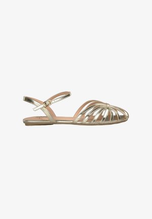 Gouden metallic platte sandalen met een open geweven ontwerp, enkelbandje en platte zool; het interieur heeft een gladde, lichtgekleurde voering.