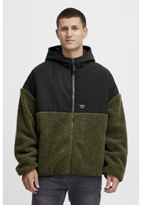 Sort og olivengrøn hættetrøje med lynlås foran, tekstureret fleece nederste sektion og glat øverste sektion. Accentueret med et mærkeskilt.