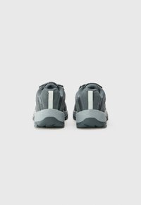 Graue Sportschuhe mit strukturiertem Obermaterial, Gummisohle und kontrastierendem weißen Streifen an der Ferse. Entwickelt für Komfort und Unterstützung.