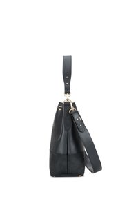 Czarna skórzana torba typu bucket z szerokim regulowanym paskiem na ramię i złotymi elementami, widoczna z boku na białym tle.