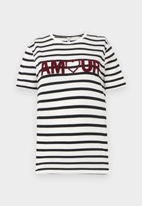 Hvit t-skjorte med svart horisontale striper. Har burgunder brodert tekst "AMOUR" med et hjerte symbol i midten. Korte ermer.