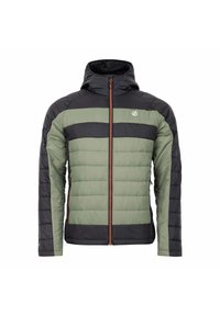 Gepolsterte Jacke mit Kapuze, überwiegend in Olivgrün mit schwarzen Akzenten, mit Reißverschluss und kontrastierendem orangen Reißverschluss. Strukturelle Paneele im gesamten Design.