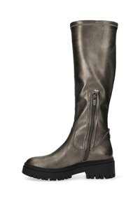 Bottes en cuir métallisé gris, jusqu'aux genoux, avec une fermeture éclair sur le côté, finition texturée et semelle épaisse en caoutchouc noir pour une meilleure adhérence.