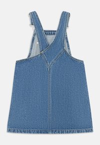 Denim kopējo kleitu ar platām siksnām, V veida priekšpusi un nedaudz izpletu svārku. Iespējamās redzamās šuves un zila teksturēta apdare.