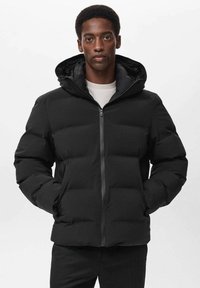 Giacca a vento nera con chiusura a zip, design imbottito e cappuccio. Presenta una texture liscia e polsini elastici per calore e vestibilità.