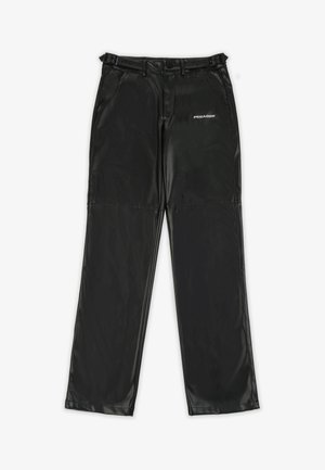 Pantalones de imitación de cuero negros con un diseño elegante, que cuentan con un logo en el lado izquierdo, piernas rectas y pasadores para cinturón tradicionales.