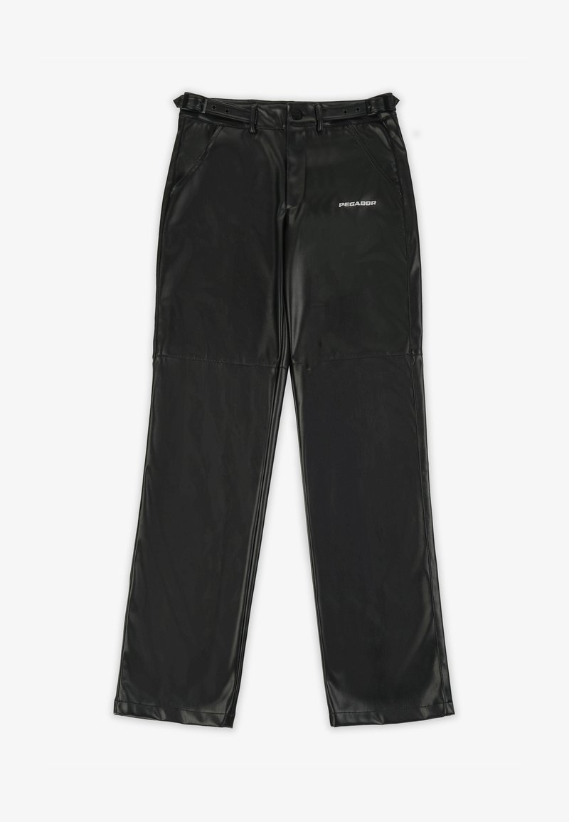 Sorte bukser af imiteret læder med et elegant design, der har et logo på venstre side, lige ben og traditionelle bæltestropper.