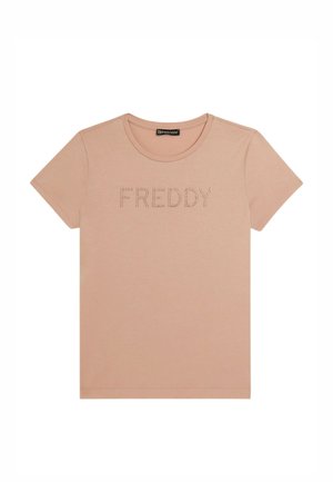 T-shirt a maniche corte di colore marrone chiaro con collo tondo, con la parola "FREDDY" in rilievo a texture punteggiata sul petto.
