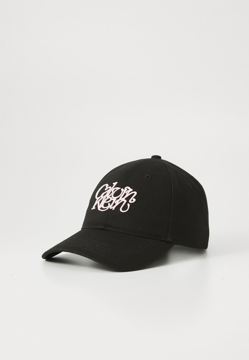 Zwarte katoenen baseballcap met een gebogen vizier; heeft een opvallend roze geborduurd logo op de voorkant; zespanelen ontwerp met een knoop bovenop.