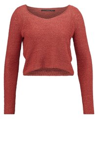 Pull court en tricot couleur rouille avec manches longues, grand col rond, motif texturé et ourlet légèrement courbé.