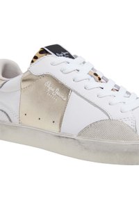 Sneaker bianco con un accento dorato testurizzato, dettagli in stampa leopardata sul tallone e lacci bianchi, con una parte superiore in pelle liscia.