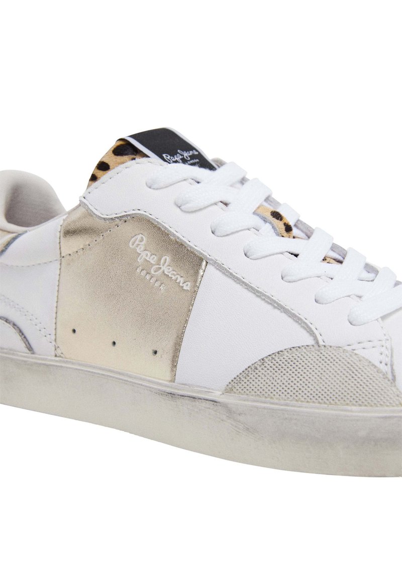 Sneaker bianco con un accento dorato testurizzato, dettagli in stampa leopardata sul tallone e lacci bianchi, con una parte superiore in pelle liscia.