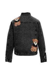 Chaqueta de denim negra con parches de osito de peluche cosidos en marrón y crema. Presenta un collar clásico y cierres de botones en los puños.