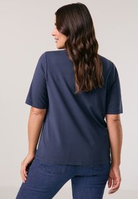 Samoon KURZARM RUNDHALS MIT VERZIERTEM WORDING - T-Shirt print - dark lake blue gemustert