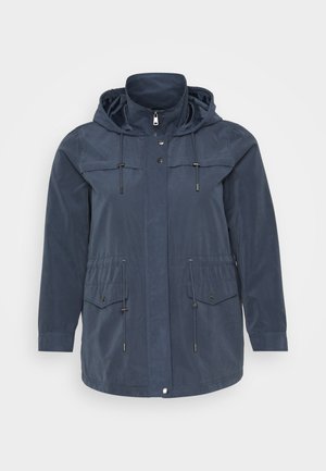 Jachetă bleu marin cu glugă, prezentând două buzunare superioare, șnururi ajustabile și închidere cu butoane presă pe față. Material ușor.