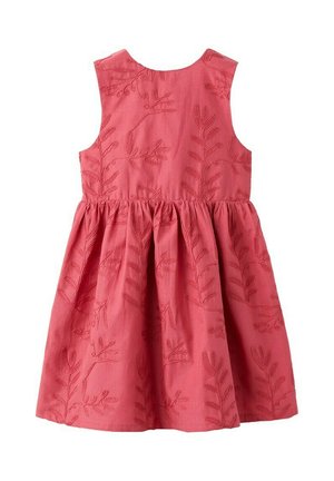 Mouwloze koraalroze jurk met een geplooide taille en subtiele geborduurde botanische patronen op de stof.