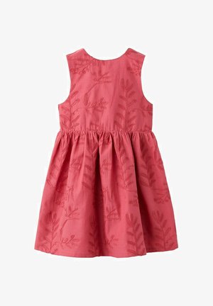 Rukávová koralovooranžová šaty s nariaseným pásom a jemnými vyšívanými botanickými vzormi na látke.