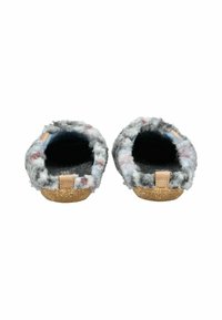 Pantofole di lana grigia con una morbida texture pelosa, caratterizzate da una suola in sughero e un accento in pelle marrone chiaro nel tallone.
