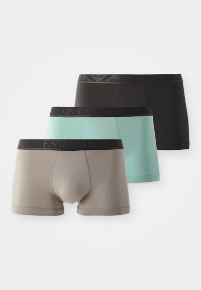 Tre par boksertruser i grått, teal og svart. Myk, elastisk stoff med kontrasterende elastiske linning med merkevarer.