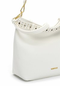 Balta ādas somiņa ar perforētu dizainu, zelta akcentiem un noņemamu siksnu. Gluda tekstūra un strukturēta forma.
