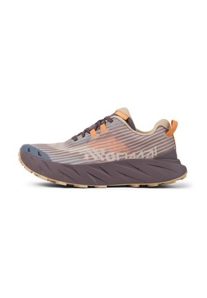 Scarpa da ginnastica marrone chiaro e grigia con suola spessa, accenti arancioni e design a strisce, vista di lato su sfondo bianco.