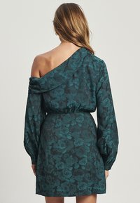 TUSSAH NYLAH - Denné šaty - emerald jacquard