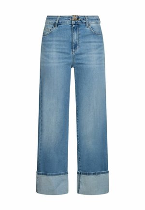 Jean denim bleu clair à jambes larges avec ourlets retroussés, poches avant, et une ceinture ornée d'une petite boucle argentée.