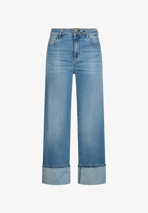 Lichtblauwe denim jeans met wijde pijpen, omgeslagen zomen, steekzakken aan de voorkant en een tailleband met een klein zilveren gespdetail.