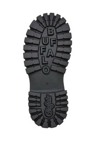Černá robustní podrážka boty s hlubokým vzorkem, s vyraženým označením "BUFFALO" a "Buffalo" pro branding, velikost 38 označena ve středu.