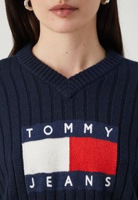 Tommy Jeans CENTER FLAG  - Džemperis - dark night navy