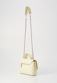 Bolso de mano amarillo acolchado con un diseño plano, correa de cadena y un asa corta en la parte superior. Presenta un bolsillo con cremallera en la parte frontal.