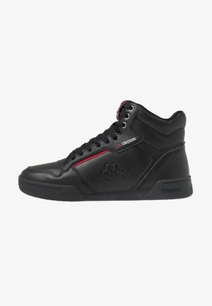 Baskets montantes noires en cuir à texture lisse, avec des accents rouges et un logo Kappa sur le côté.