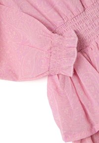 Rosa paisleymuster Kleid mit einem gerafften Oberteil, angeschnittenen Ärmeln und einem fließenden Rock. Hergestellt aus leichtem Stoff mit einer weichen Textur.