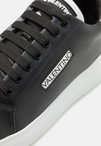 Valentino BOUNCE - Trainers - black/white