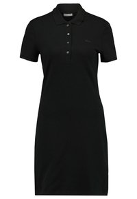 Robe polo noire à manches courtes avec col, patte de boutonnage à quatre boutons et petit logo brodé noir sur la poitrine gauche.