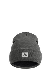 Šedý pletený beanie s texturovaným povrchem, který má ohrnutý lem a obdélníkovou nášivku s logem na přední straně.