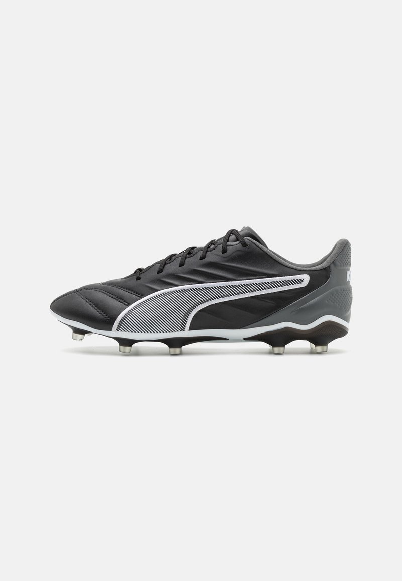 Scarpina da calcio nera con tomaia testurizzata, accenti bianchi e design elegante. Presenta un motivo lungo il lato e sei tacchetti metallici per una migliore trazione.