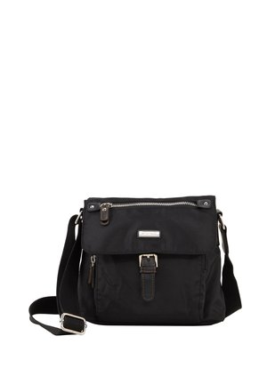 Zwarte crossbodytas met verstelbare riem, voorvak met klep en gesp, en een bovenste vak met ritssluiting.