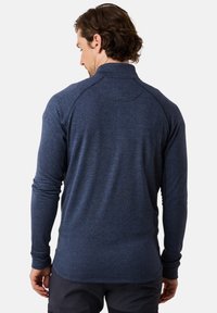 Marineblauw langemouwen shirt met een gestructureerd breipatroon, voorzien van een hoge kraag en raglanmouwen, wat zorgt voor een sportieve, strakke pasvorm.