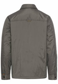 Grå isoleret jakke med en glat, blank overflade, klassisk krave og knapmanchetter. Bemærkelsesværdigt bagdesign med et kontrasterende mærke.