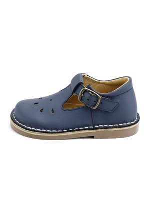 Zapato de cuero azul marino para niño pequeño con correa de hebilla, detalles recortados, costuras beige y suela marrón clara, visto de lado.