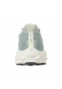 Scarpa sportiva grigio chiaro con tomaia in mesh testurizzato, suola bianca e un notevole design di ammortizzazione ondulato al tallone e alla suola intermedia.