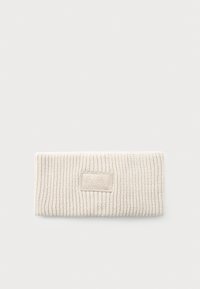Bandă tricotată de cap în bej deschis, cu o textură ribbată și o etichetă de marcă mică și rectangulară în față. Material moale și elastic.