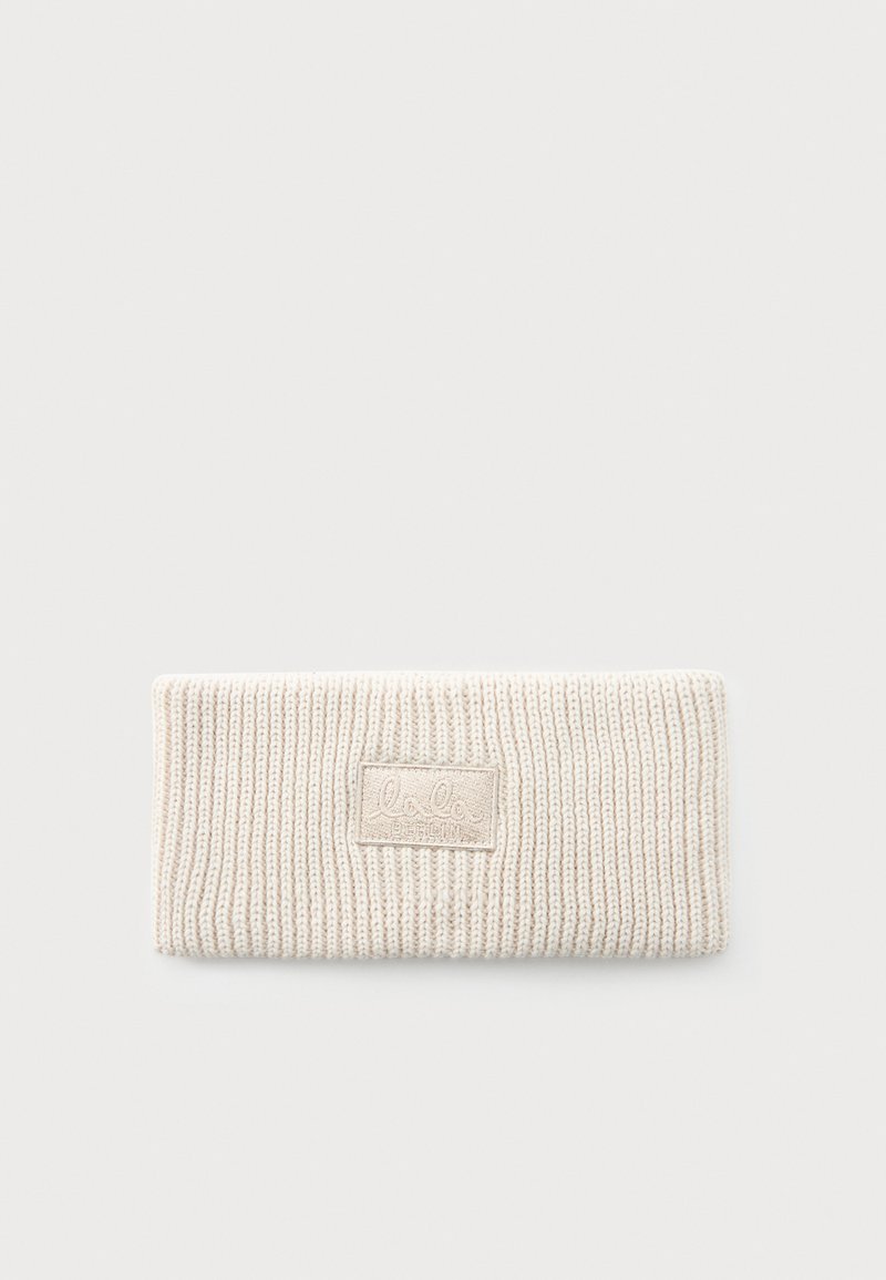 Bandă tricotată de cap în bej deschis, cu o textură ribbată și o etichetă de marcă mică și rectangulară în față. Material moale și elastic.