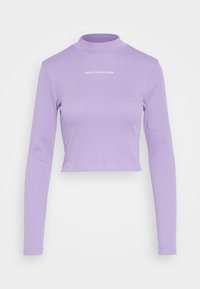 Fialový krátký top s dlouhým rukávem a stojáčkem, s nápisem "MARC O'POLO DENIM" v bílé barvě na hrudi.